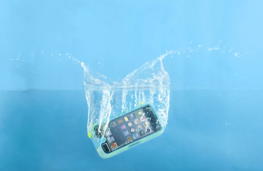 Телефон упал в воду: что делать